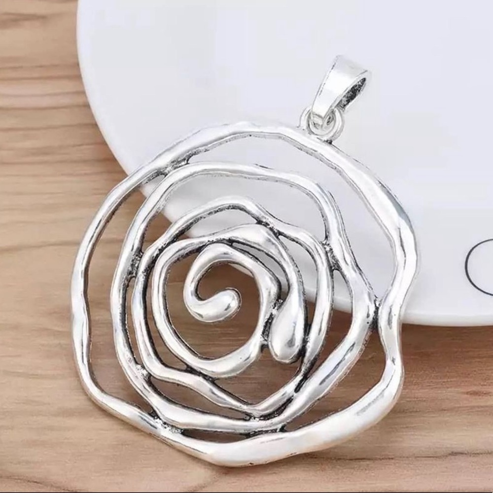 METAL FLOWER PENDANT - Picture 2 of 2